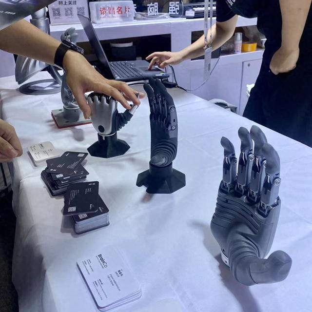 机器人灵巧手加速下沉，能全面替代传统夹爪吗？| WAIC观察