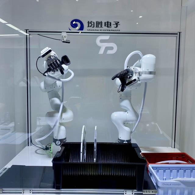 均胜电子机械臂作业现场 图片来源：财联社记者/摄
