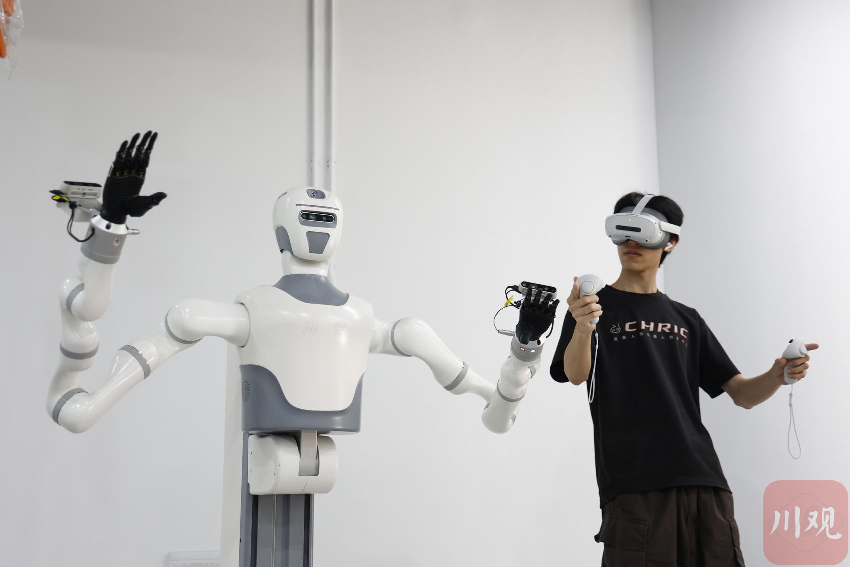 VR遥操调试机器人，实现人的动作同步复刻到机器人身上。